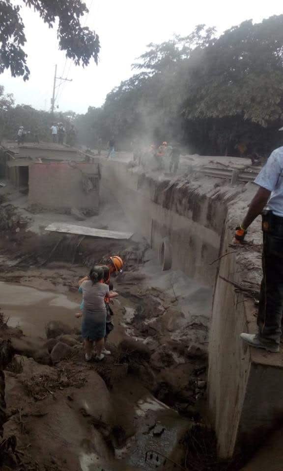 Familias y rescatistas buscan sobrevivientes o restos de víctimas mortales. 
Fotografía por Bomberos Municipales Departamentales E-02