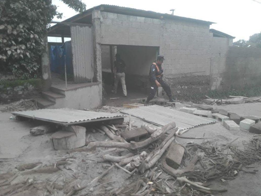 Autoridades buscan sobrevivientes en casas cubiertas de ceniza.
Fotografía por Bomberos Municipales Departamentales E-02